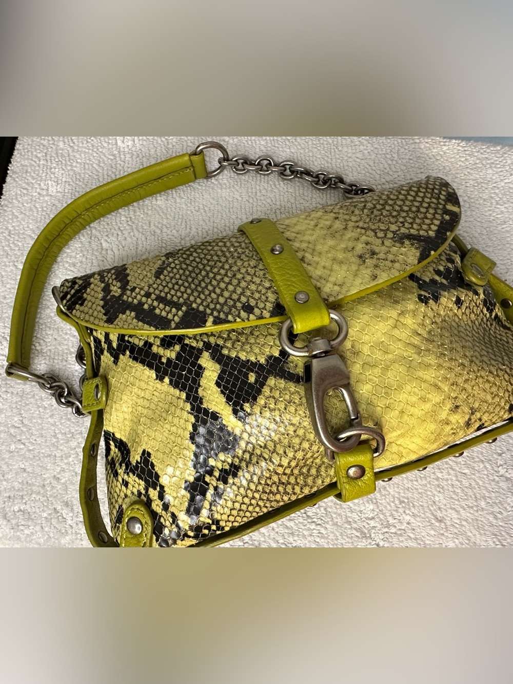 Cynthia Rowley Snake-Print Shoulder Bag with lime green with Chain Detail - Picture 2 of 11